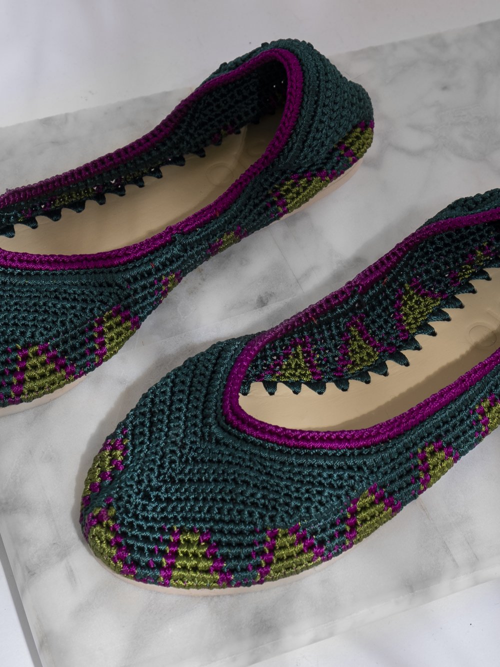 Bailarina de crochet slō hand made en color Deep Green, tejida a mano en verde bosque.