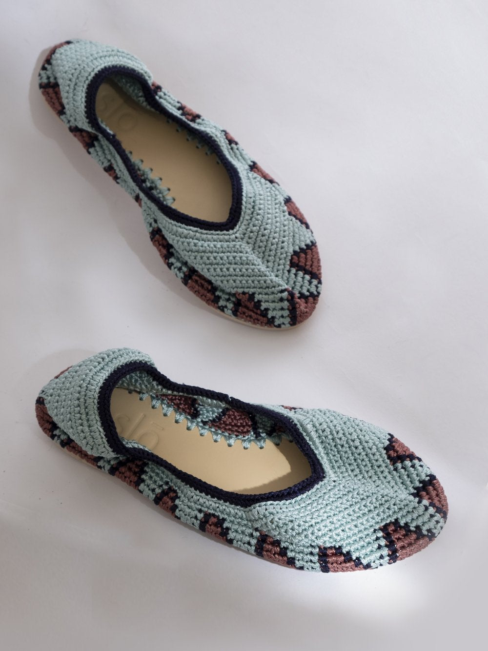 Bailarina de crochet slō hand made en color Whispering Blue, tonos celeste y rosa, hecha a mano en India.