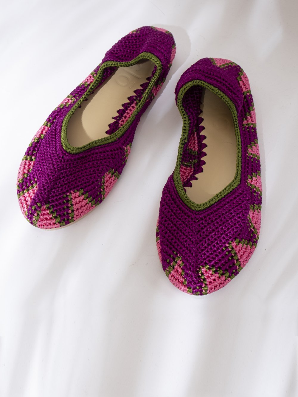 Bailarina crochet slō hand made en color magenta con detalles morados, tejida a mano con hilo natural.