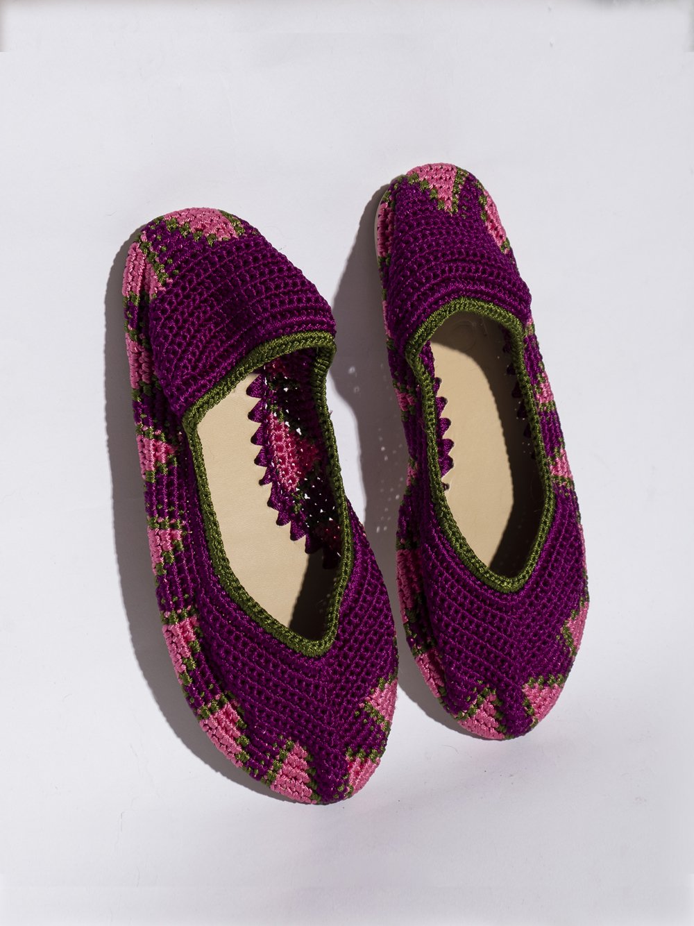 Bailarina crochet slō hand made en color magenta con detalles morados, tejida a mano con hilo natural.