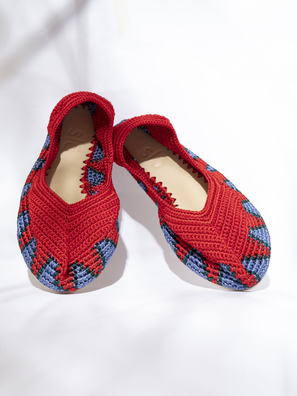 Bailarina de crochet slō hand made en color Rush Red, tejida a mano en tonos rojos intensos, diseño artesanal de India.