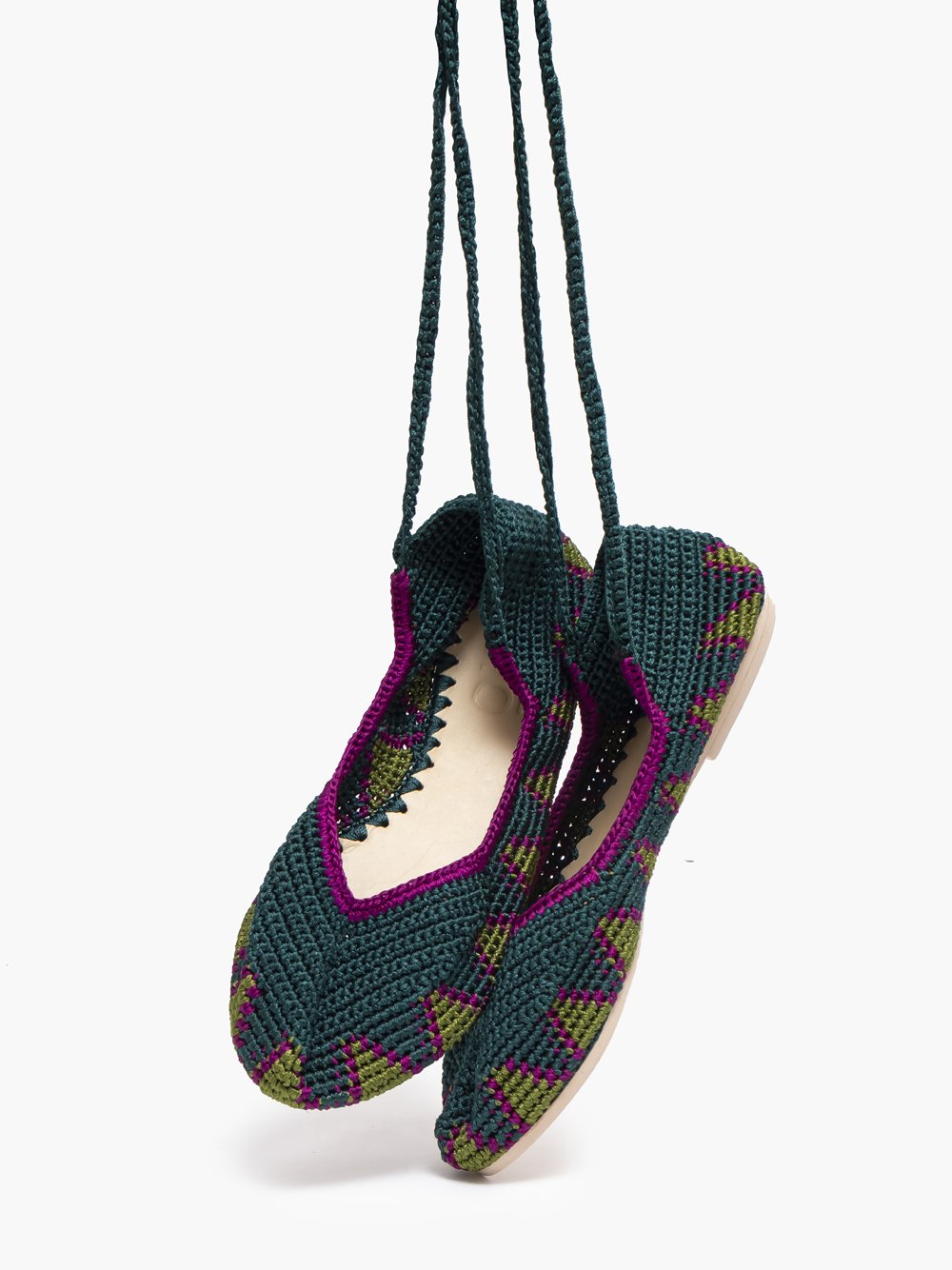 Bailarina de crochet slō hand made en color verde profundo con tiras romanas, hecha a mano en India con materiales sostenibles.