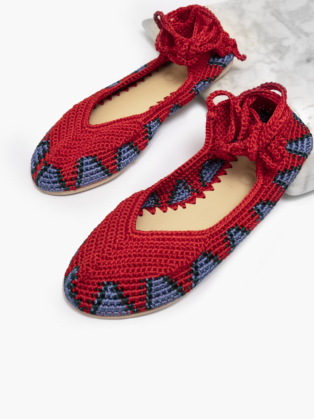Bailarina crochet slō hand made en color Rush Red, tejida artesanalmente con fibras naturales, cierre de tiras romanas.