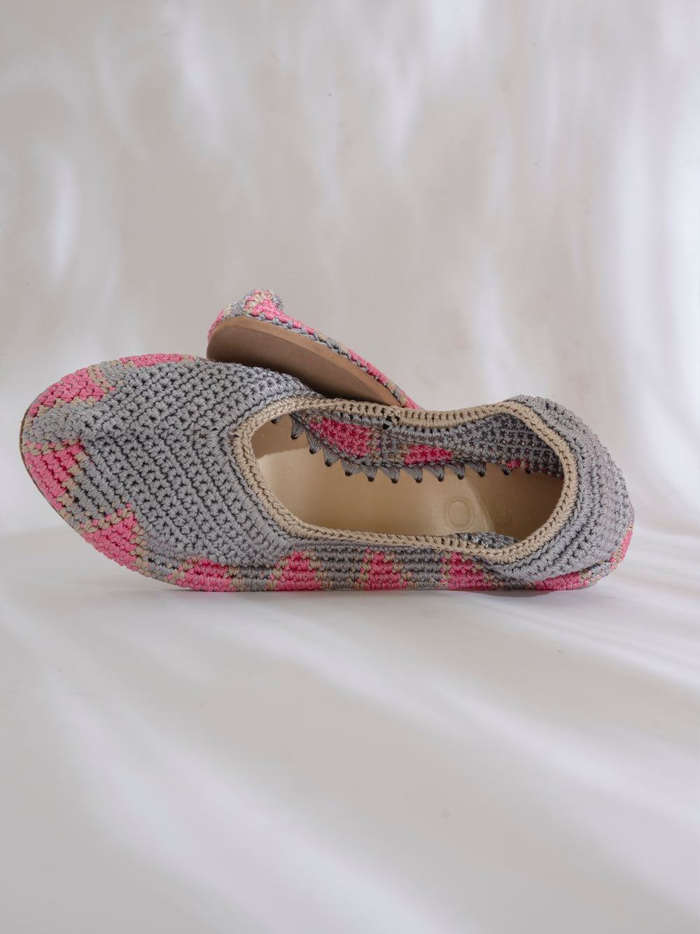 Bailarina de crochet slō hand made en color Winsdom Grey, tonos gris y rosa empolvado, hecha a mano en India.