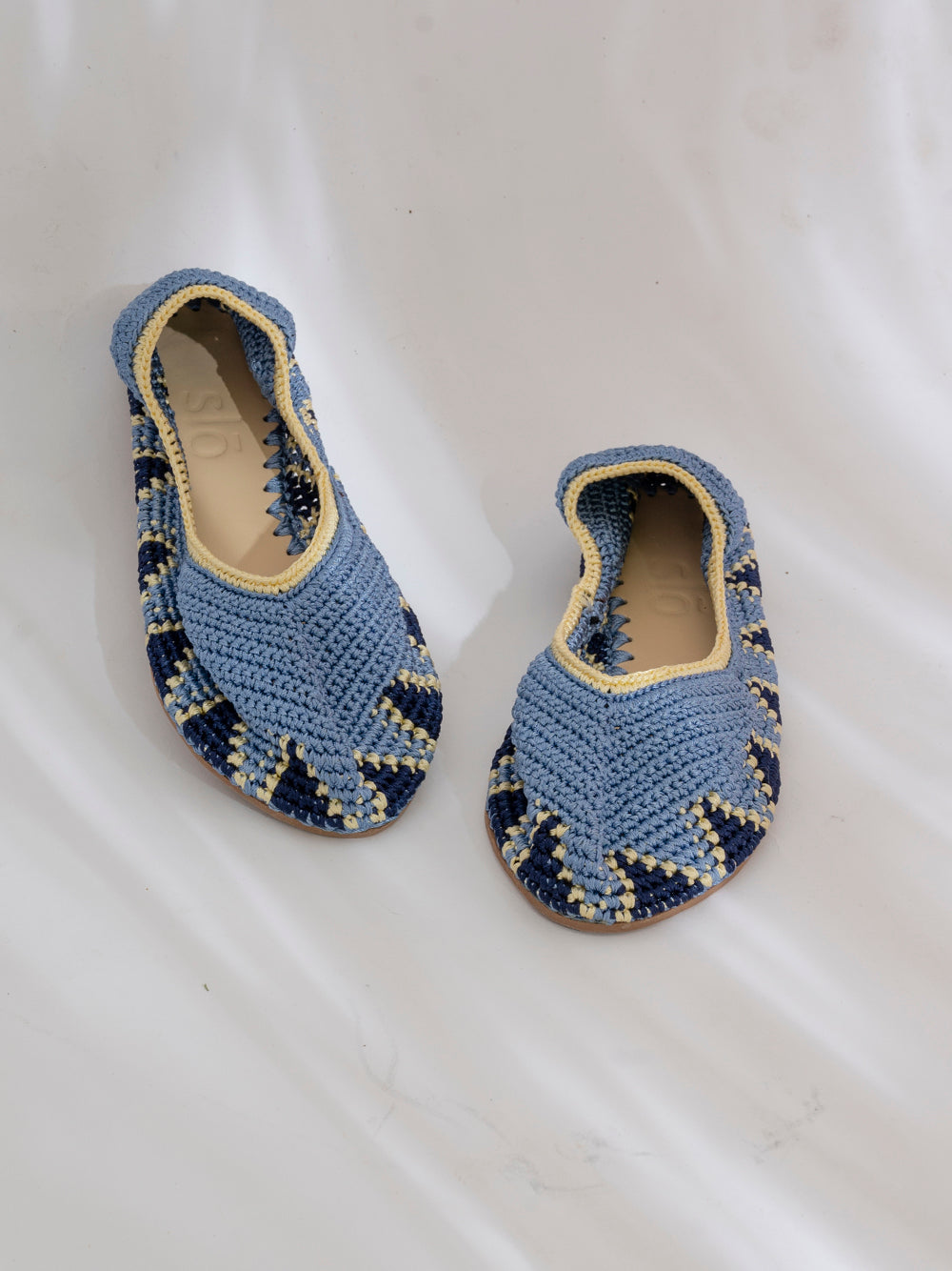 Bailarina de crochet slō hand made en azulón con detalles en azul marino y amarillo limón.