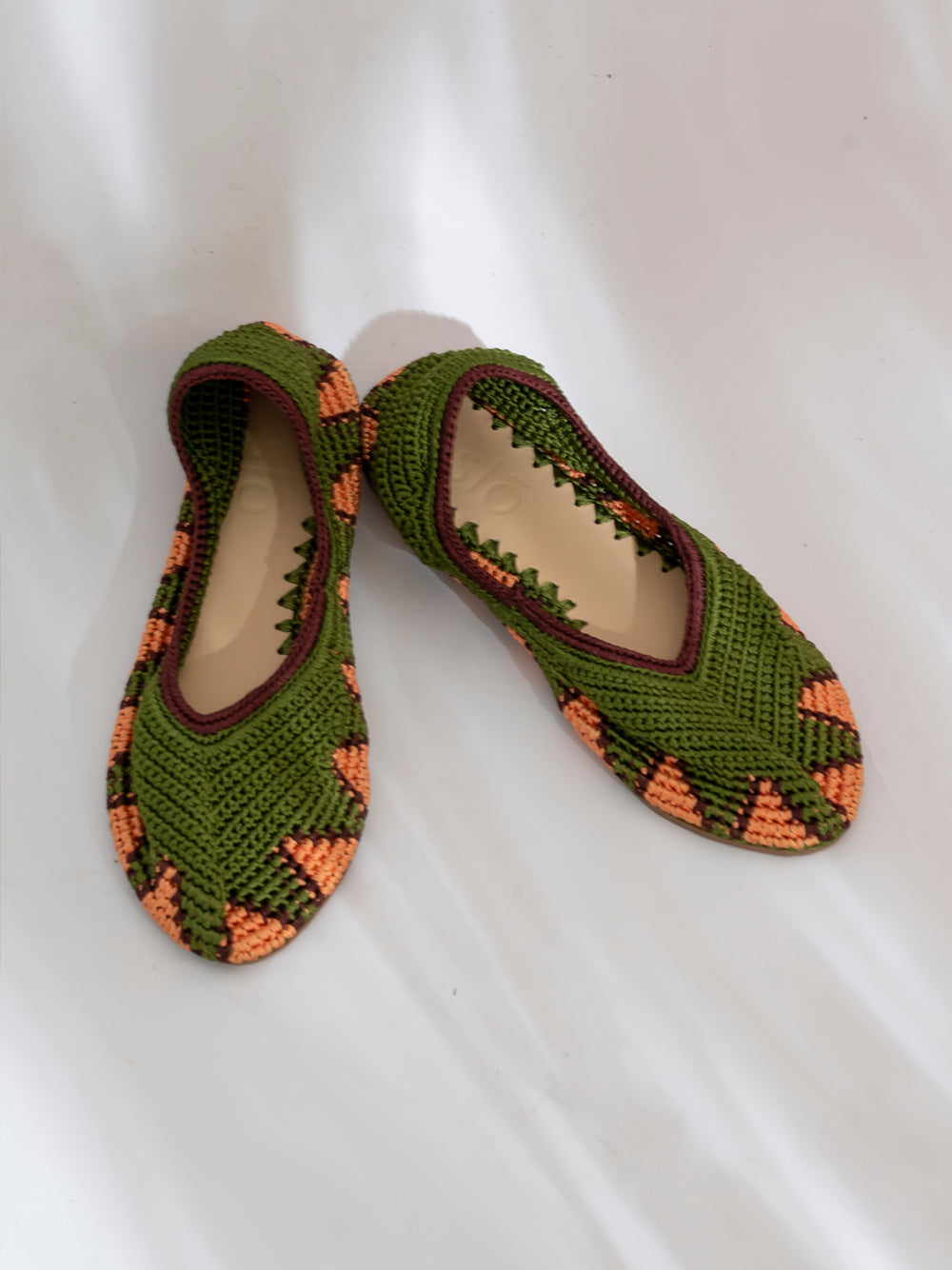 Bailarina de crochet slō hand made en verde con detalles naranjas, tejida a mano.