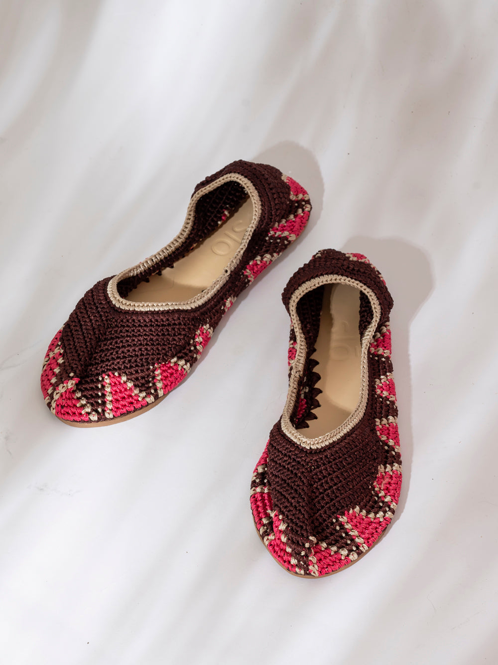 Bailarina crochet slō hand made color Marsala Sunset con tiras romanas, tejida a mano con fibras naturales.