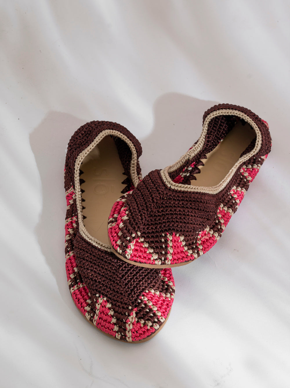 Bailarina crochet slō hand made color Marsala Sunset con tiras romanas, tejida a mano con fibras naturales.