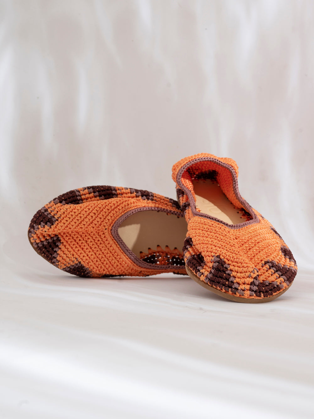 Bailarina de crochet slō hand made en color Sahara Sun, tonos cálidos de arena y tostado, tejida a mano en India.