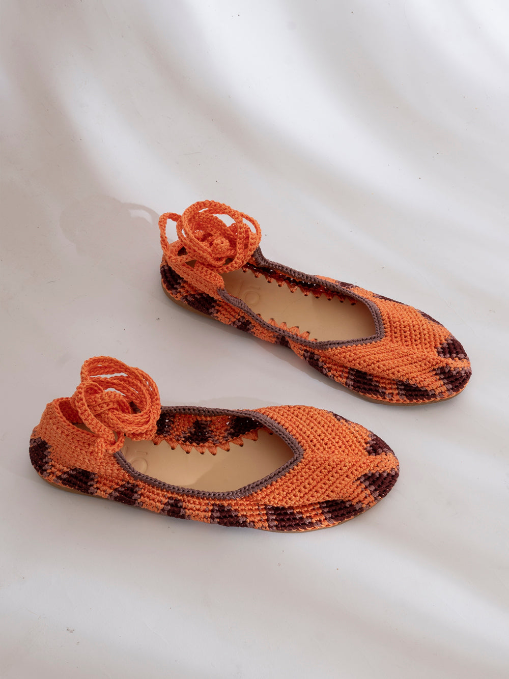 Bailarina crochet slō hand made en color Sahara Sun, tejida artesanalmente con cierre de tiras romanas y materiales naturales.