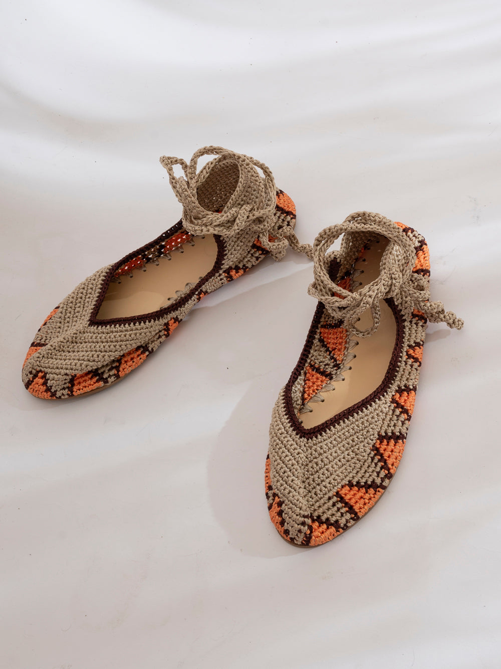 Bailarina crochet slō hand made en color Terracota Sun, tejida artesanalmente con mezcla de tonos beige y naranja y cierre de tiras romanas.