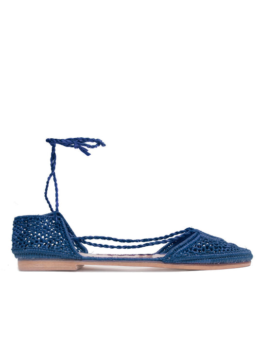 Bailarina de rafia índigo slō hand made con tiras romanas, tejida artesanalmente en Marruecos, interior y suela de cuero.