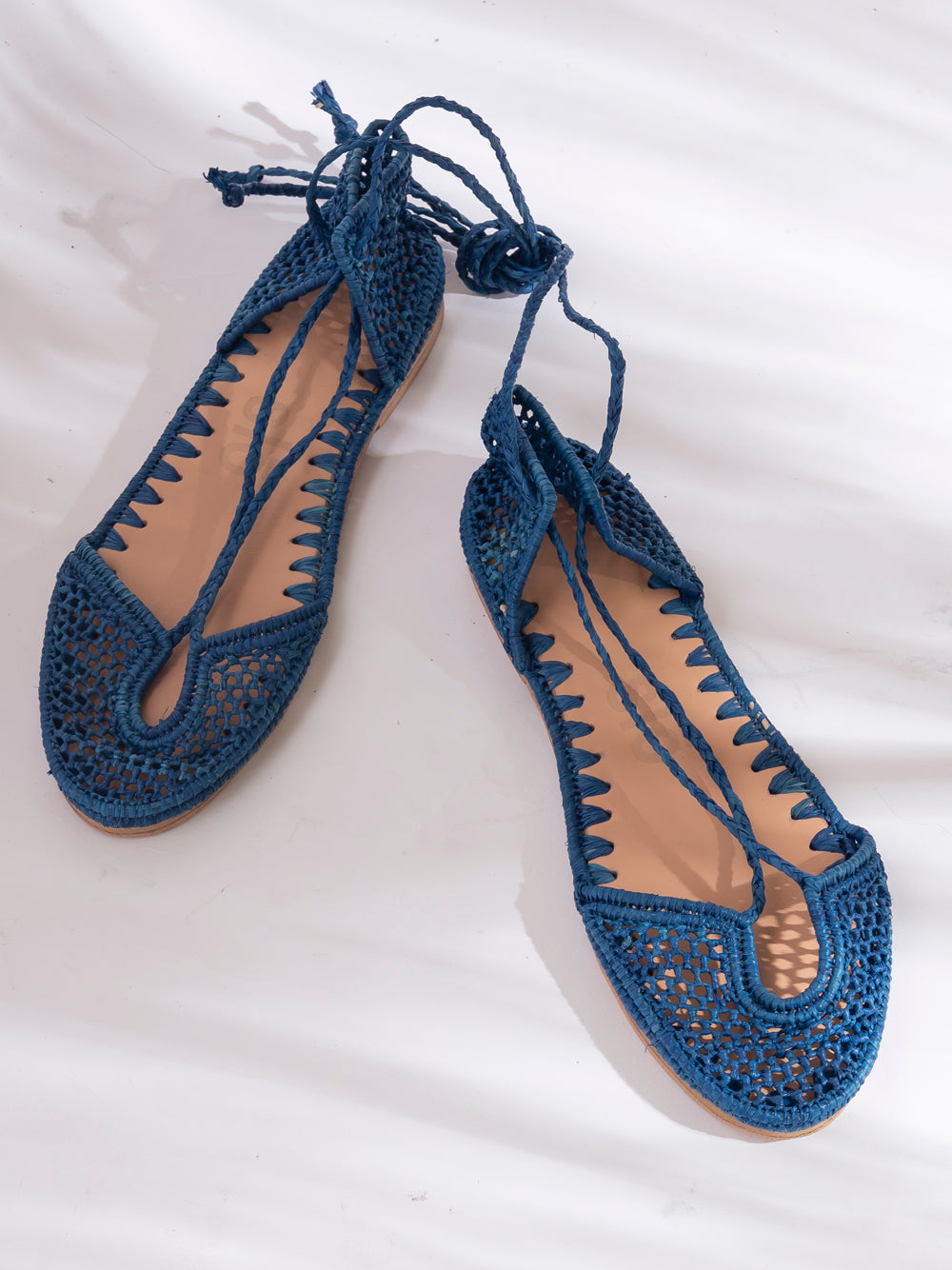 Bailarina de rafia índigo slō hand made con tiras romanas, tejida artesanalmente en Marruecos, interior y suela de cuero.