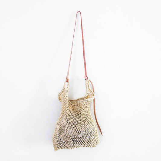 Bolso Maguey tejido a mano en fibra de cactus natural, con detalles en cuero. Hecho artesanalmente en México.