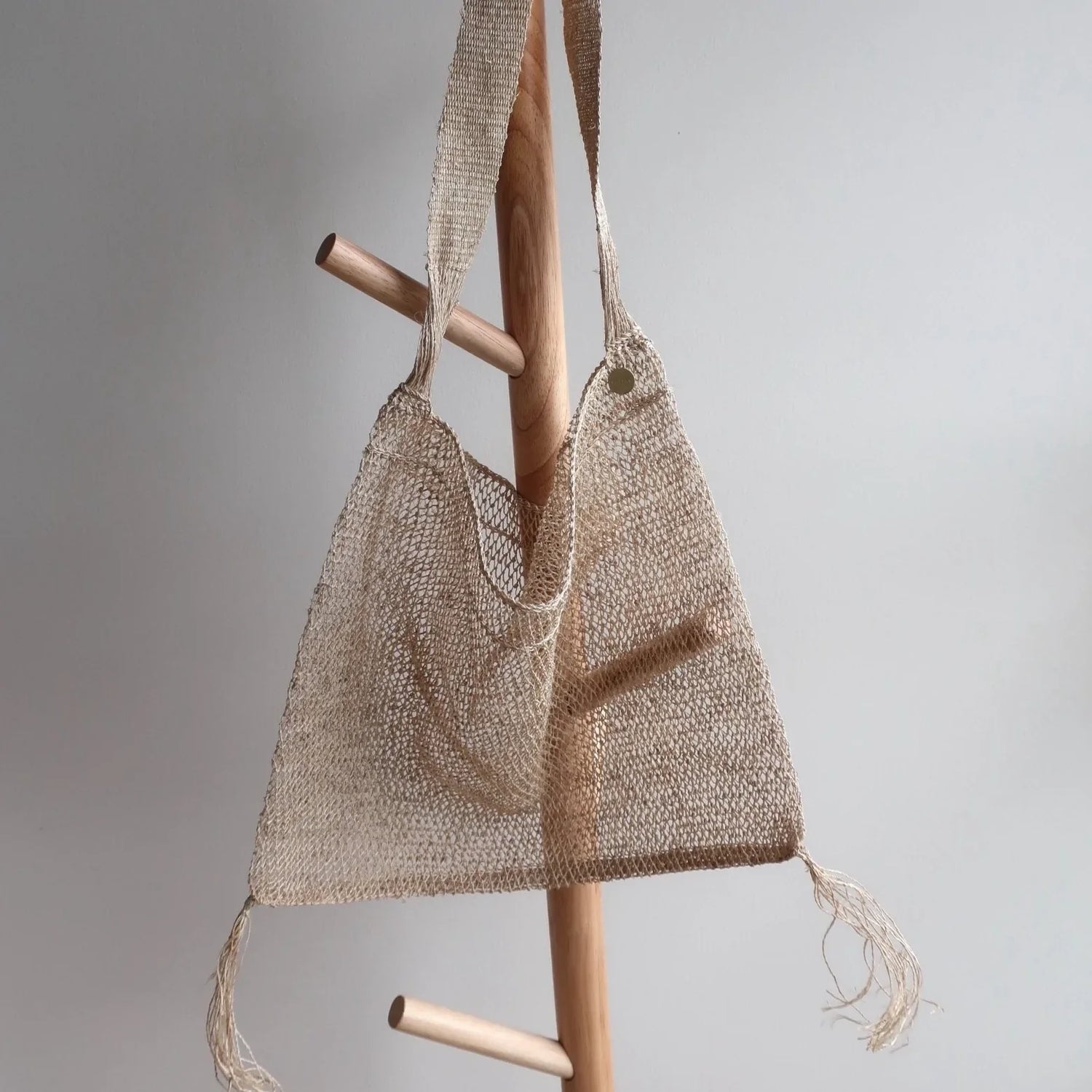 Bolso Kudzu en color natural, tejido a mano en Laos con fibra de vid 100% sostenible y asa larga.