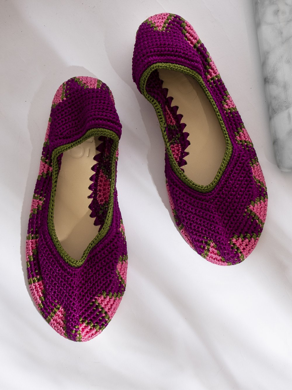 Bailarina crochet slō hand made en color magenta con detalles morados, tejida a mano con hilo natural.