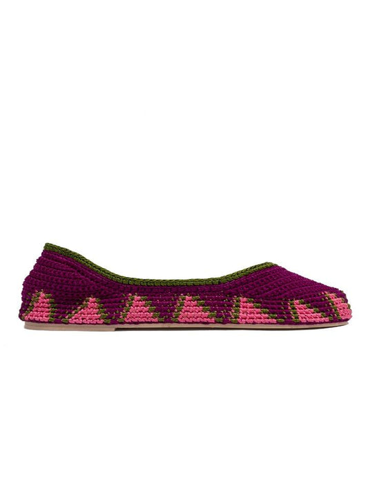 Bailarina crochet slō hand made en color magenta con detalles morados, tejida a mano con hilo natural.