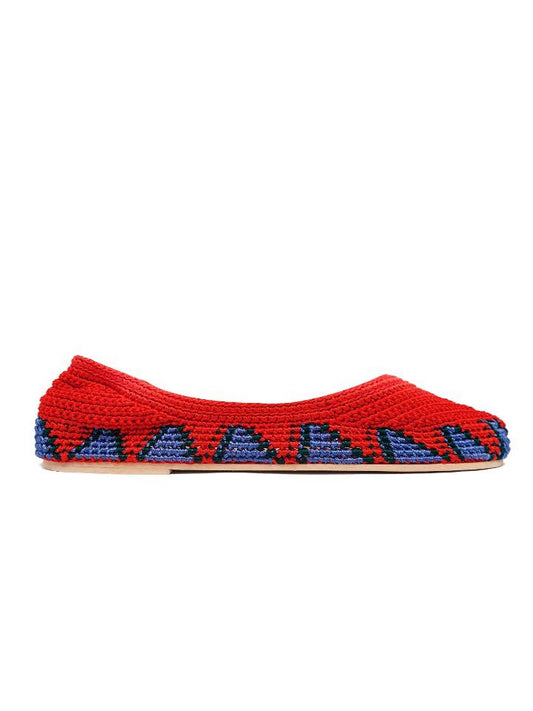 Bailarina de crochet slō hand made en color Rush Red, tejida a mano en tonos rojos intensos, diseño artesanal de India.
