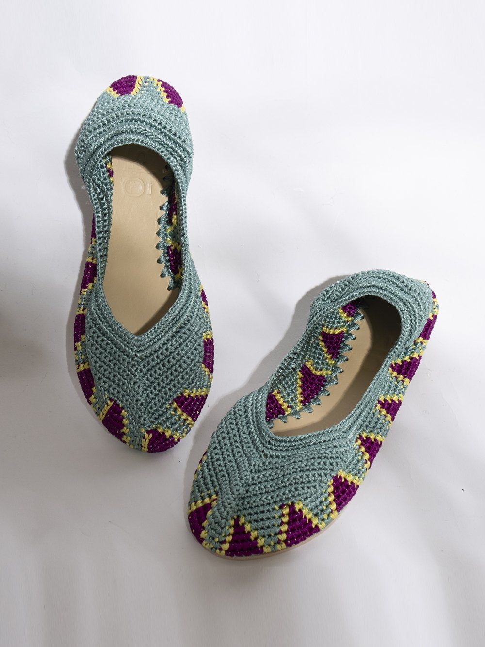 Bailarina de crochet slō hand made en color turquesa con detalles morados y amarillos, hecha a mano.