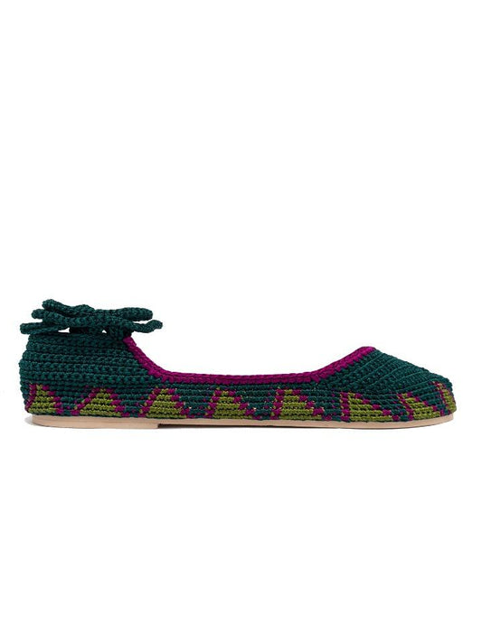 Bailarina de crochet slō hand made en color verde profundo con tiras romanas, hecha a mano en India con materiales sostenibles.