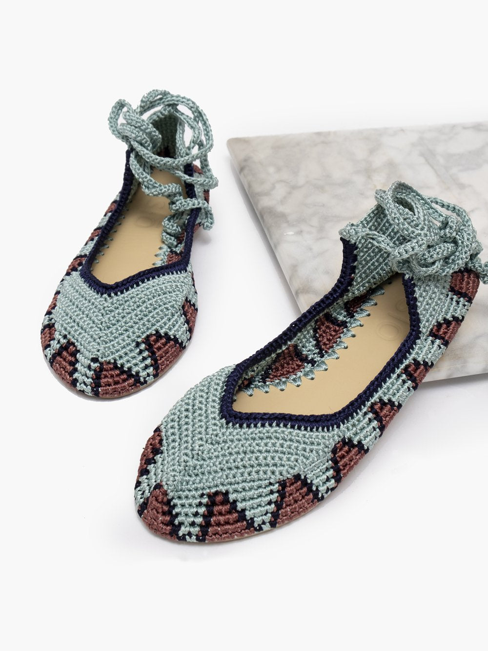 Bailarina de crochet slō hand made en color Wishpering Blue, tonos celeste y rosa, tejida a mano con tiras romanas.