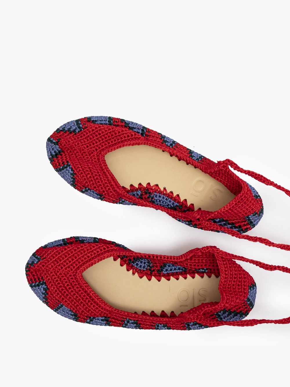 Bailarina crochet slō hand made en color Rush Red, tejida artesanalmente con fibras naturales, cierre de tiras romanas.

