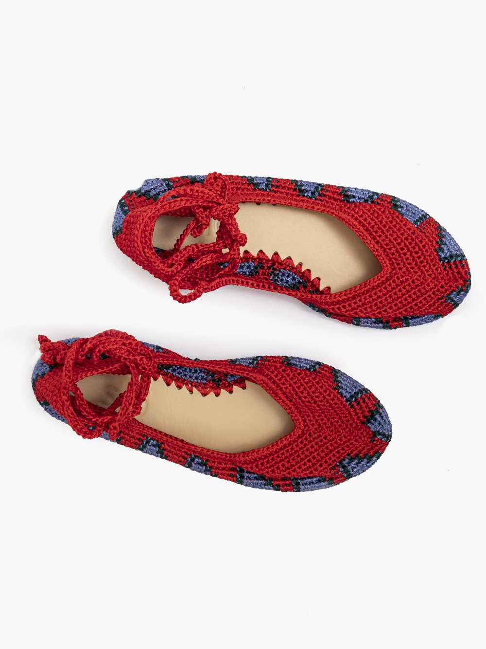 Bailarina crochet slō hand made en color Rush Red, tejida artesanalmente con fibras naturales, cierre de tiras romanas.

