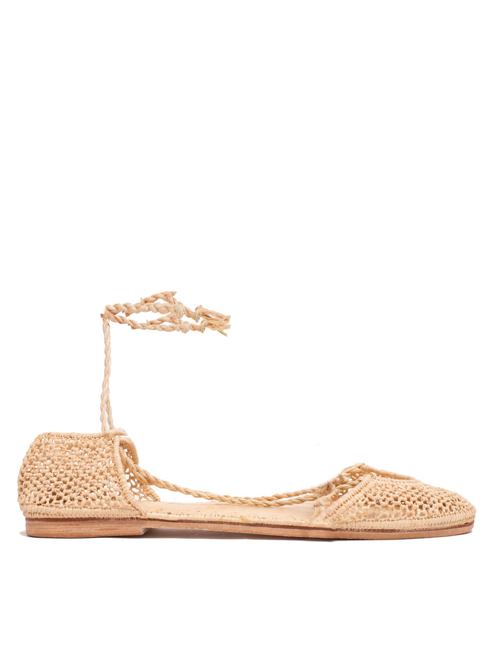 Bailarina de rafia natural slō hand made con diseño romano, tejida artesanalmente en Marruecos, interior y suela de cuero.