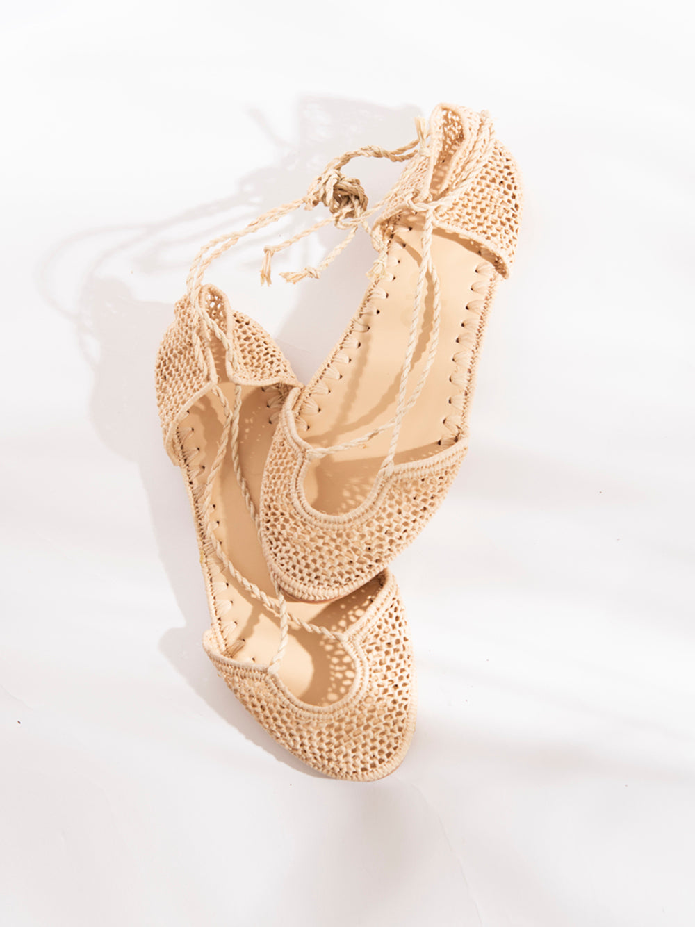 Bailarina de rafia natural slō hand made con diseño romano, tejida artesanalmente en Marruecos, interior y suela de cuero.