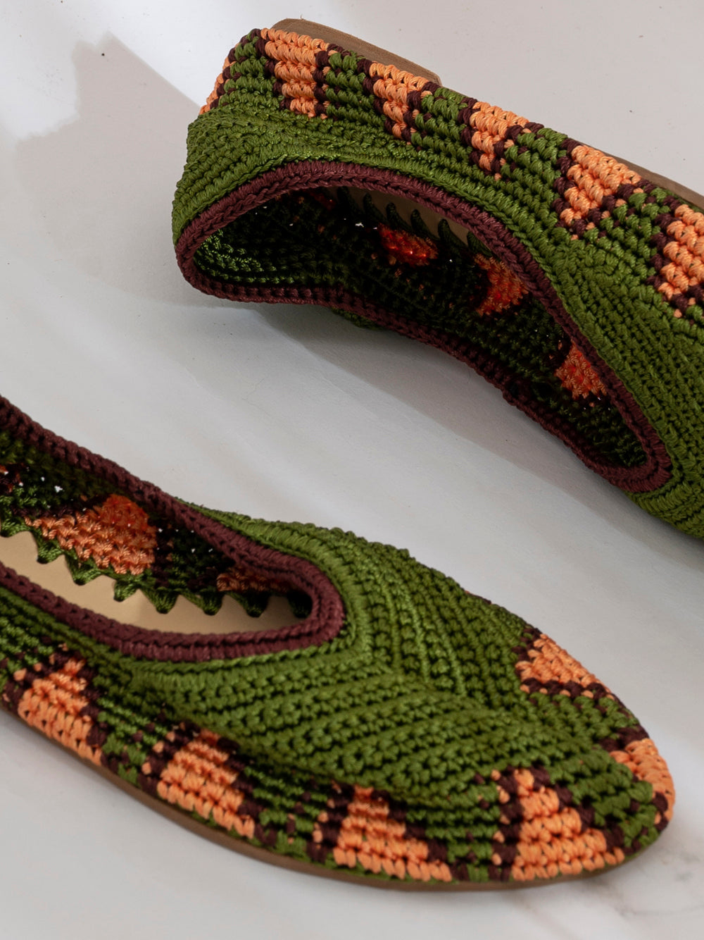 Bailarina de crochet slō hand made en verde con detalles naranjas, tejida a mano.

