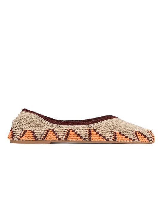 Bailarina de crochet slō hand made en color Terracota Sun, tonos beige y naranja, tejida a mano en India.

