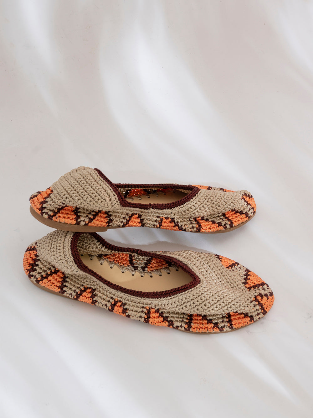 Bailarina de crochet slō hand made en color Terracota Sun, tonos beige y naranja, tejida a mano en India.

