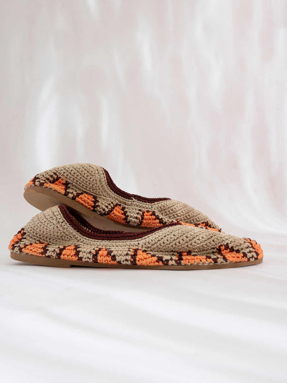 Bailarina de crochet slō hand made en color Terracota Sun, tonos beige y naranja, tejida a mano en India.

