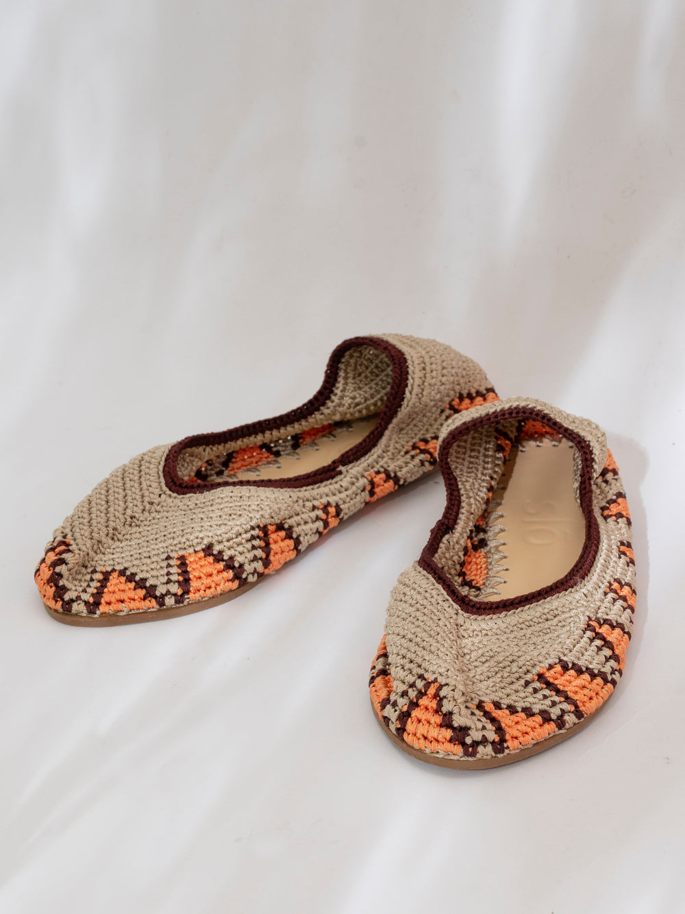Bailarina de crochet slō hand made en color Terracota Sun, tonos beige y naranja, tejida a mano en India.

