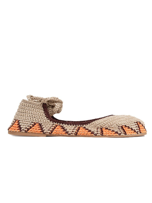 Bailarina crochet slō hand made en color Terracota Sun, tejida artesanalmente con mezcla de tonos beige y naranja y cierre de tiras romanas.