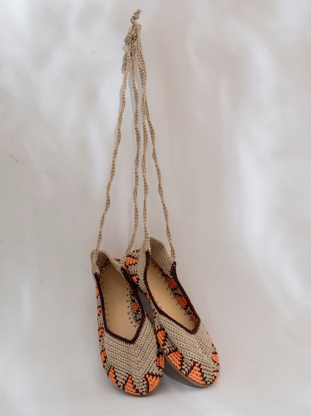Bailarina crochet slō hand made en color Terracota Sun, tejida artesanalmente con mezcla de tonos beige y naranja y cierre de tiras romanas.