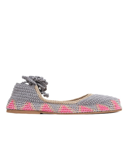 Bailarina crochet slō hand made en color Winsdom Grey, tejida a mano en tonos gris y rosa con cierre de tiras romanas.