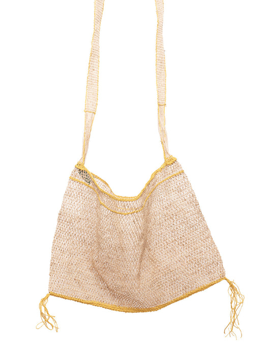 Bolso Kudzu artesanal en color natural con reborde amarillo, hecho a mano con fibra de vid sostenible en Laos.