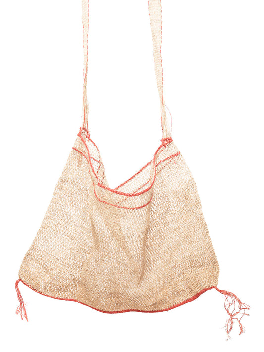 Bolso Kudzu artesanal en color natural con reborde rojo, hecho a mano en Laos con fibra de vid sostenible y tintes vegetales.