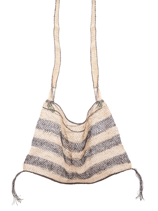 Bolso Kudzu artesanal en color natural con rayas negras y asa larga, hecho a mano en Laos con fibra de vid sostenible.

