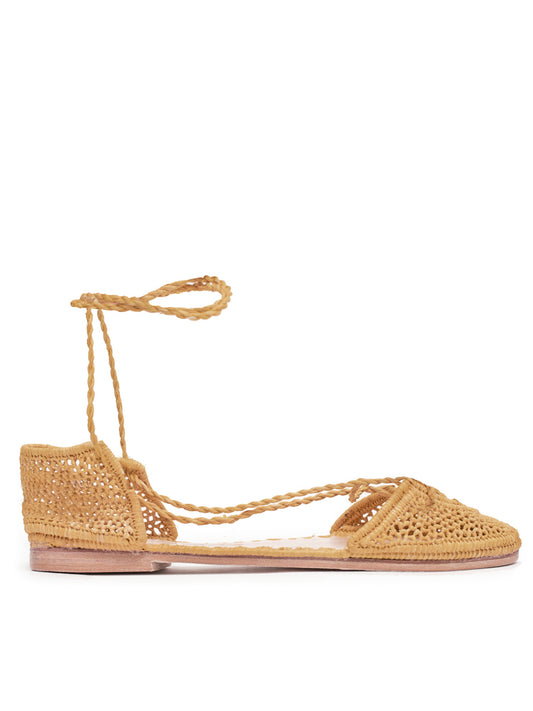 Sustainable raffia flats in natural sand shade with roman straps and leather sole