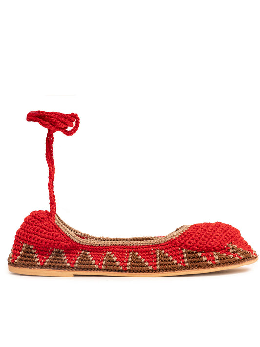 t
Handmade crochet flats in Venetian Red, crafted in India by slō hand made
Sustainable Venetian Red crochet flats with roman straps and leather interio