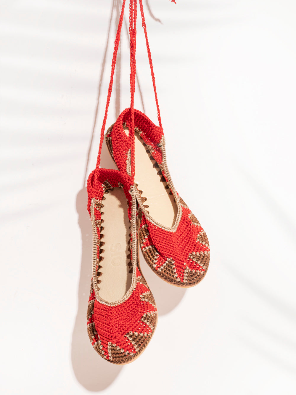t

Handmade crochet flats in Venetian Red, crafted in India by slō hand made

Sustainable Venetian Red crochet flats with roman straps and leather interio