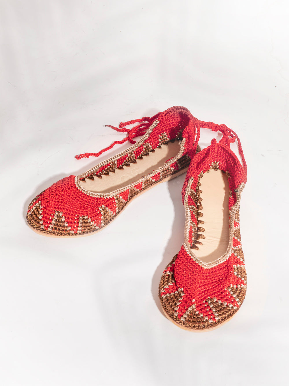 t

Handmade crochet flats in Venetian Red, crafted in India by slō hand made

Sustainable Venetian Red crochet flats with roman straps and leather interio
