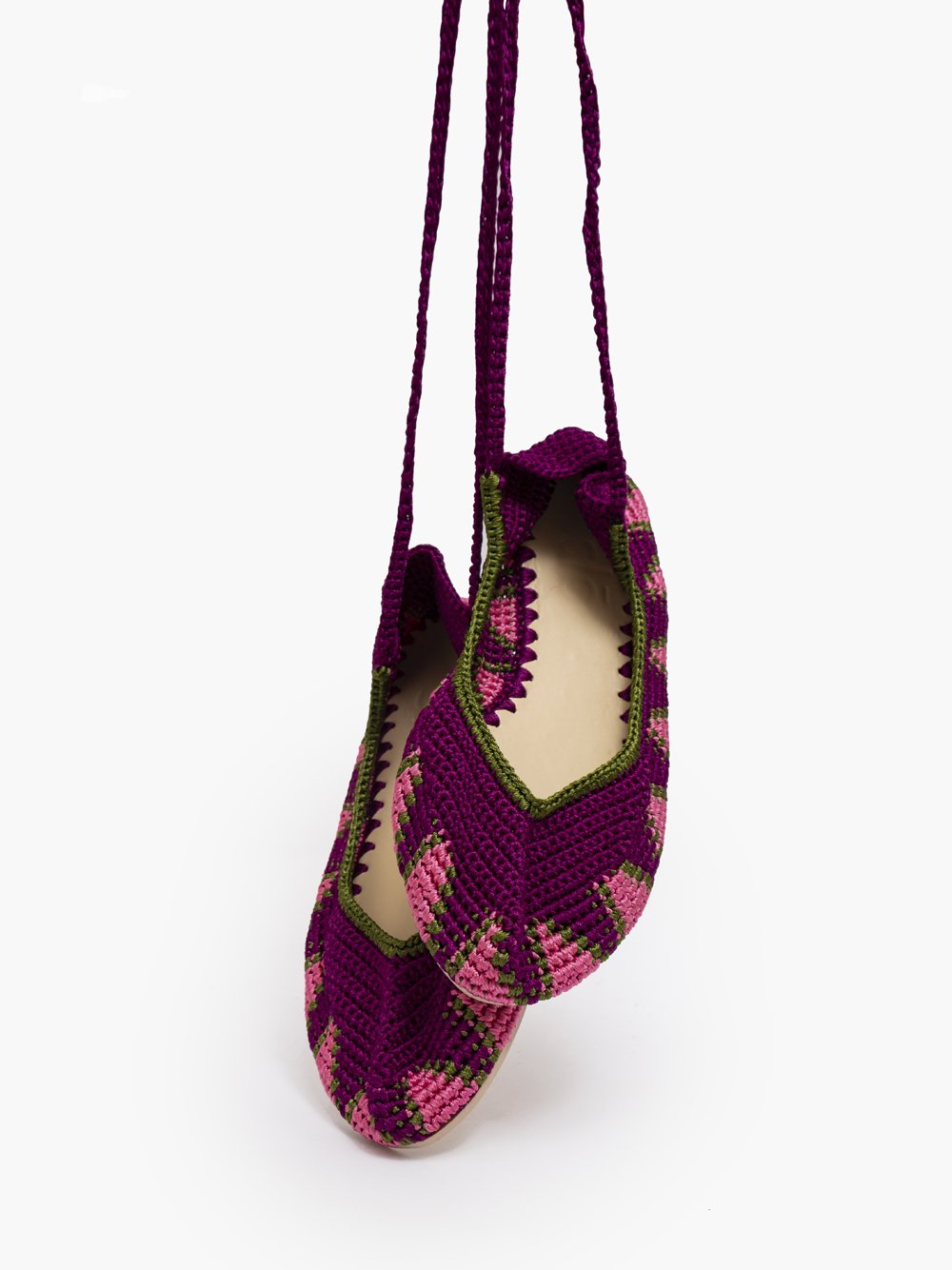 Bailarinas planas de punto crochet tejidas a mano en color verde magenta, rosa y verde, con cierre de tiras romanas. Están realizadas en algodón y rayón teñidos a mano con tintes naturales, esta combinación de materiales hace que sean un poco elásticas lo que les da un ajuste perfecto y gran comodidad. Perfectas para resaltar cualquier look.   Exterior: 60% Rayón, 40% Algodón Interior: Cuero 100% Suela: Goma 100%  Color: Magenta_Purple
